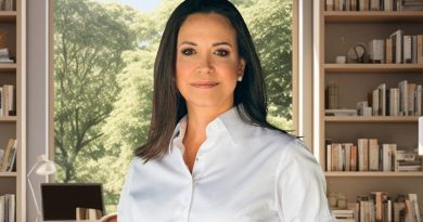 Maria Corina Machado en la biblioteca