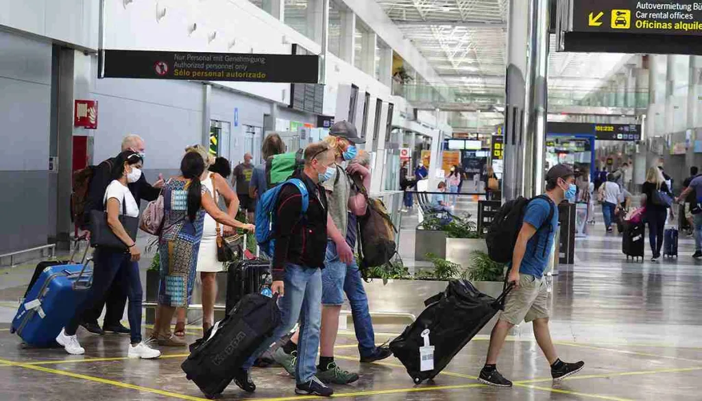 pasajeros llegando aeropuerto Reina Sofia Tenerife